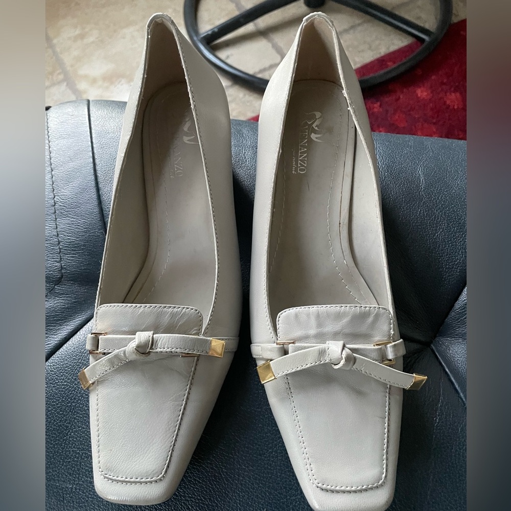 Light gray leather shoes by Vero Cuoio EUC